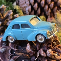 lyseblaa-renault-Tekno-modelbil-gammelt-legetoej